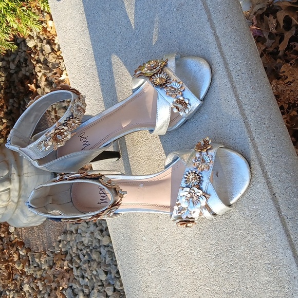 IMPO Elegant Silver Floral Heels SIZE 8 - Picture 2 of 15